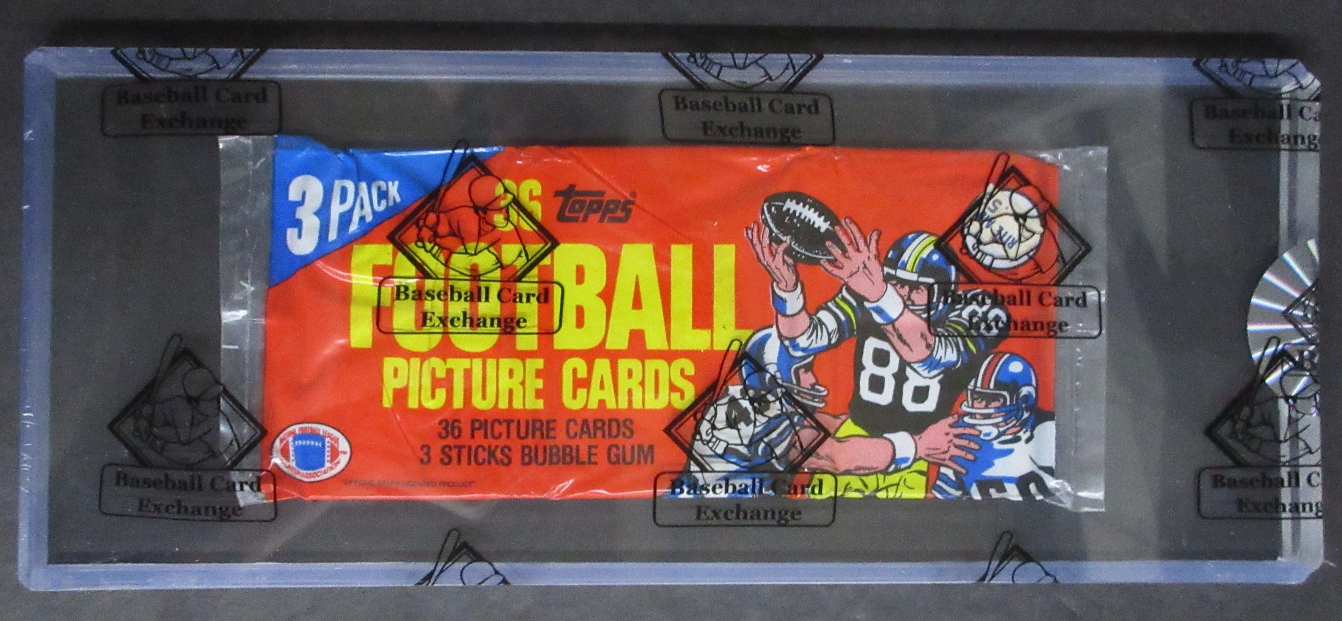 1982 Topps Football Unopened Grocery Rack Pack (BBCE) (Lott RC Back) (26200)